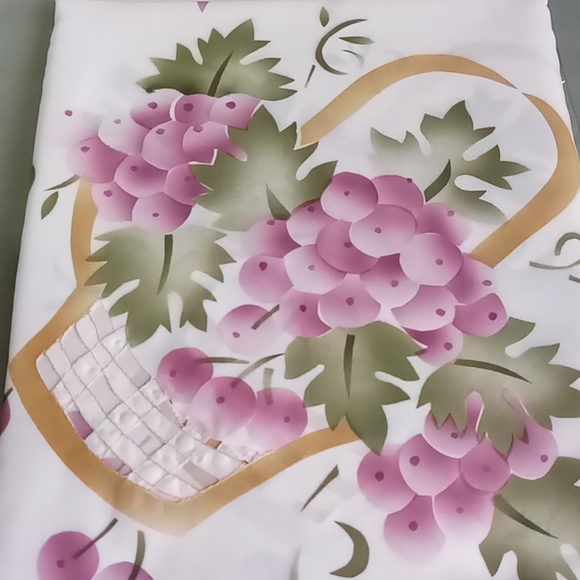 🌺Creative🌺 Linens #3269 Grapes White Oblong Tablecloth - Picture 2 of 4